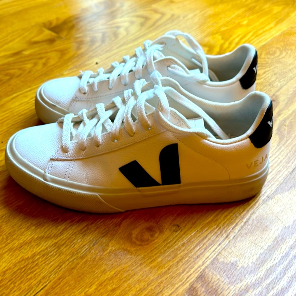 Worn ONCE! Stylish Veja sneakers